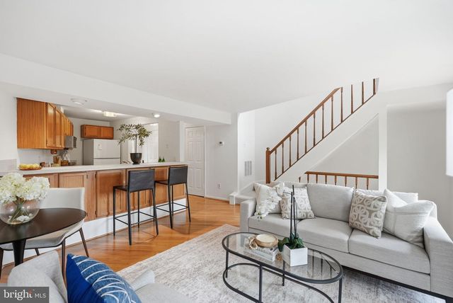 1686 OAKTREE CT, Reston, VA 20194