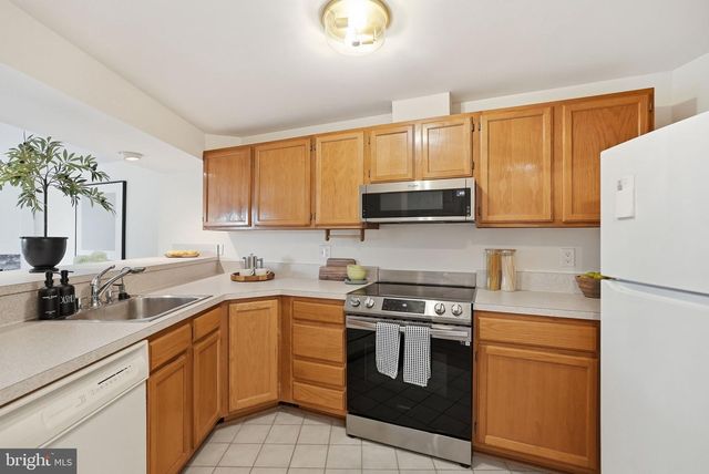 1686 OAKTREE CT, Reston, VA 20194