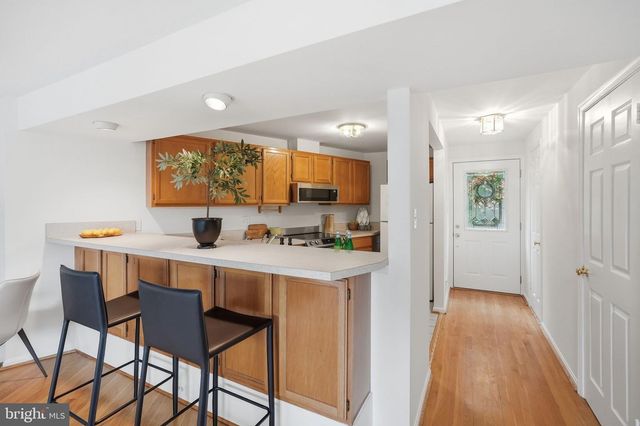 1686 OAKTREE CT, Reston, VA 20194