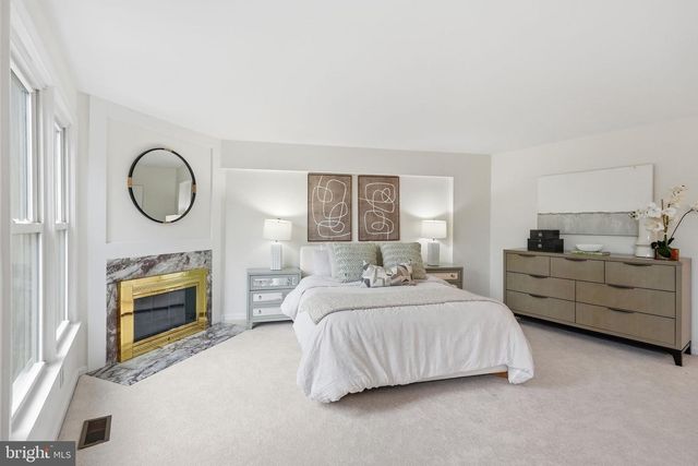 1686 OAKTREE CT, Reston, VA 20194