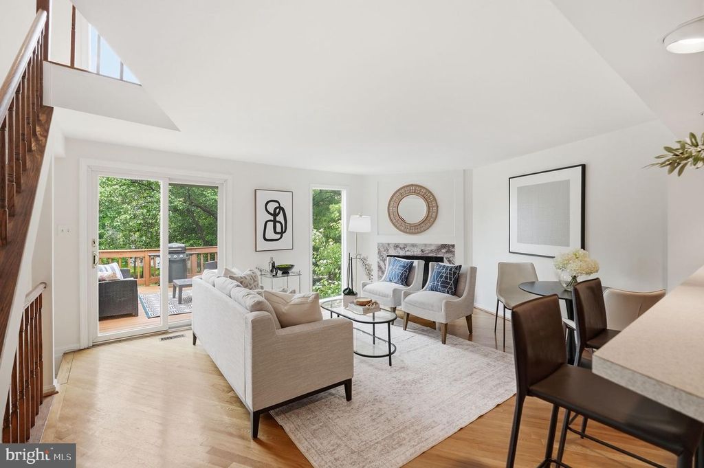 1686 OAKTREE CT, Reston, VA 20194