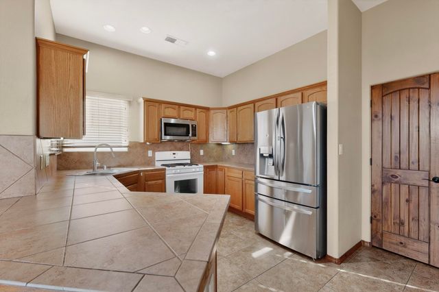 293 Dennis Drive NE, Los Lunas, NM 87031