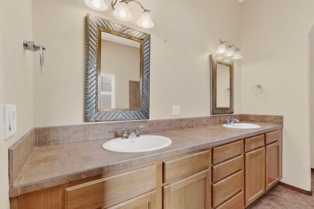 293 Dennis Drive NE, Los Lunas, NM 87031