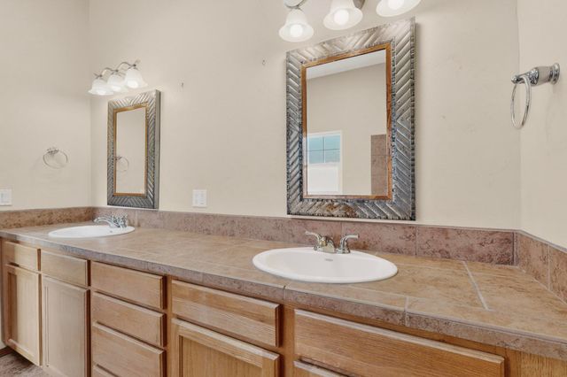 293 Dennis Drive NE, Los Lunas, NM 87031