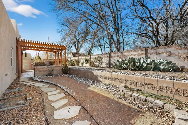 293 Dennis Drive NE, Los Lunas, NM 87031