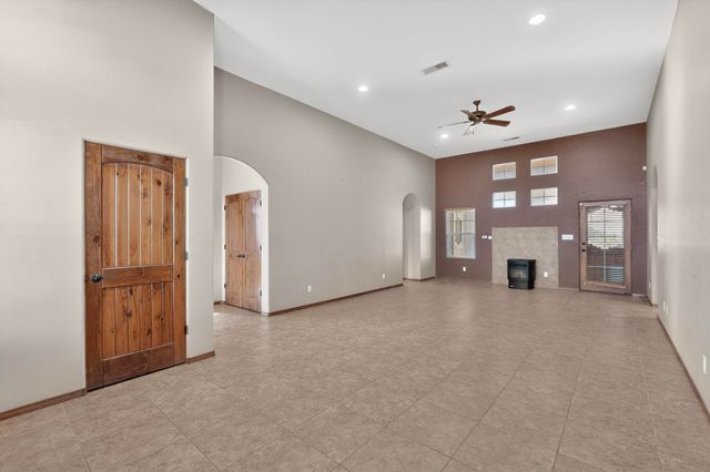 293 Dennis Drive NE, Los Lunas, NM 87031