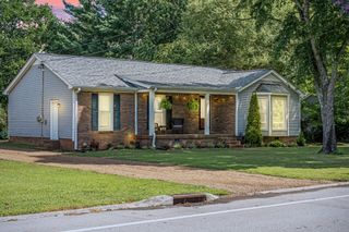 928 Harpeth Bend Dr, Nashville, TN 37221