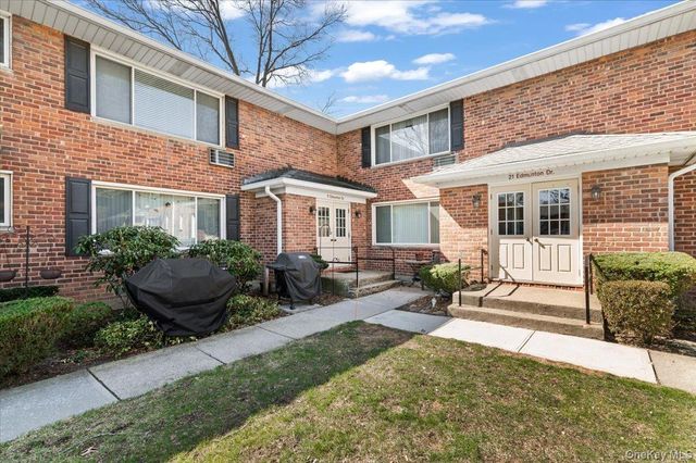 11 Edmunton E5, North Babylon, NY 11703