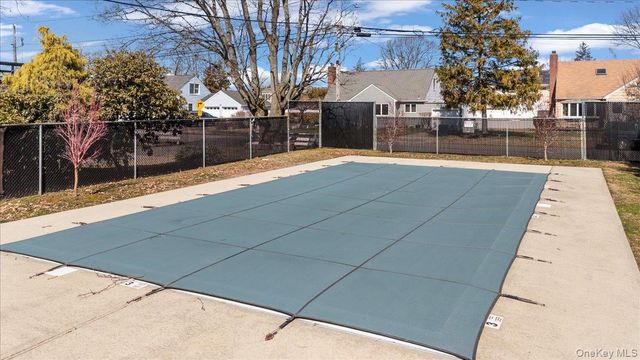 11 Edmunton E5, North Babylon, NY 11703