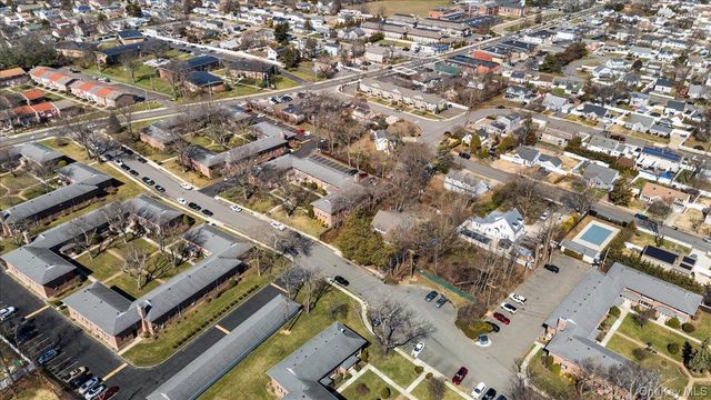 11 Edmunton E5, North Babylon, NY 11703