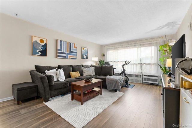 11 Edmunton E5, North Babylon, NY 11703