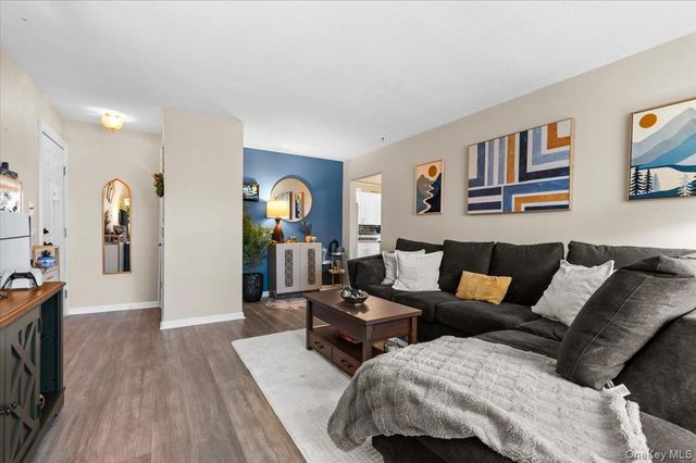 11 Edmunton E5, North Babylon, NY 11703