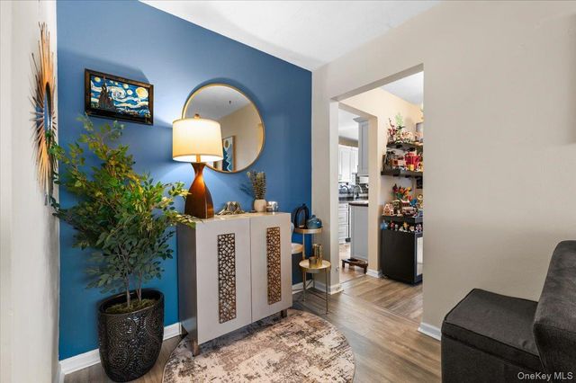 11 Edmunton E5, North Babylon, NY 11703