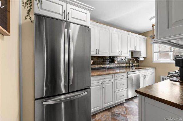 11 Edmunton E5, North Babylon, NY 11703