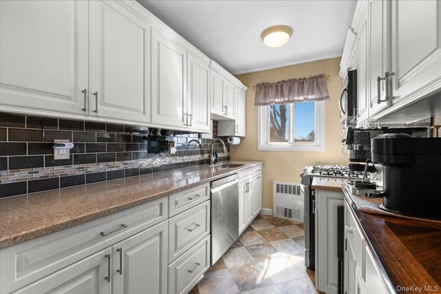 11 Edmunton E5, North Babylon, NY 11703