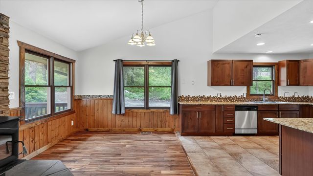 23311 N Crescent Rd, Chattaroy, WA 99003