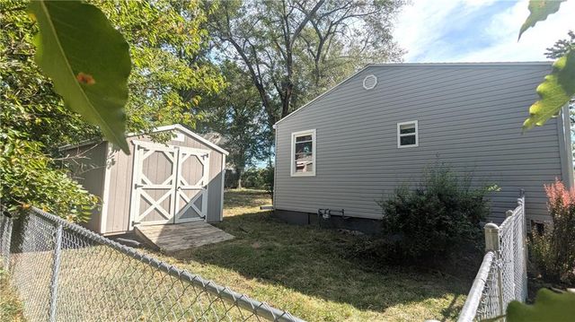 2201 NW Vesper Street, Blue Springs, MO 64015
