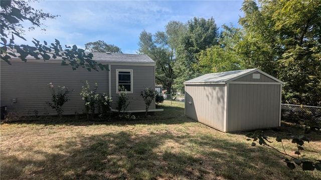 2201 NW Vesper Street, Blue Springs, MO 64015