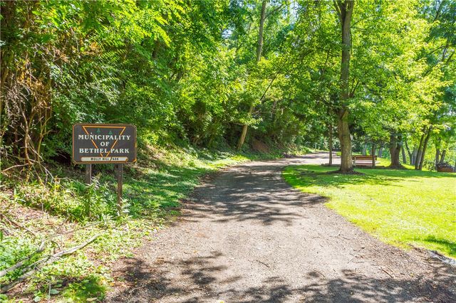 238 Santa Fe Dr, Bethel Park, PA 15102