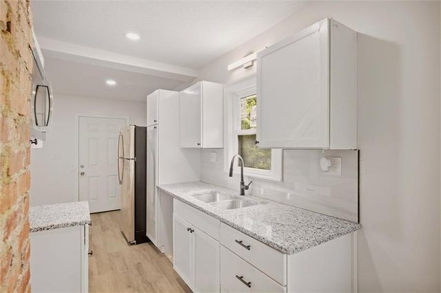 6825 S Benton Avenue, Kansas City, MO 64132