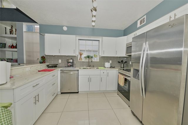 7305 VICTORIA CIRCLE 202, Orlando, FL 32835