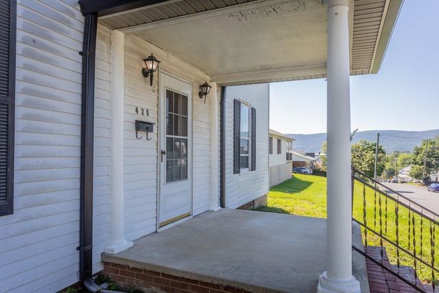 420 W SPRING ST, Woodstock, VA 22664