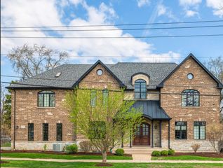 425 E Crescent Avenue, Elmhurst, IL 60126