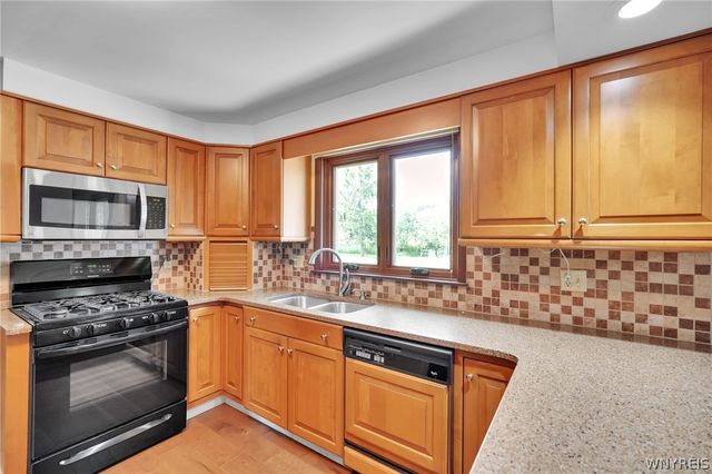 9560 Savage Road, Holland, NY 14080