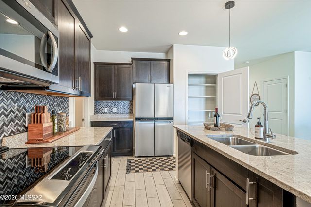 11299 S Weismann Drive, Vail, AZ 85641