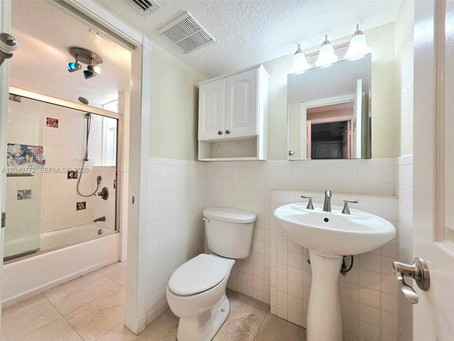 1400 NE 57th Court 202, Fort Lauderdale, FL 33334
