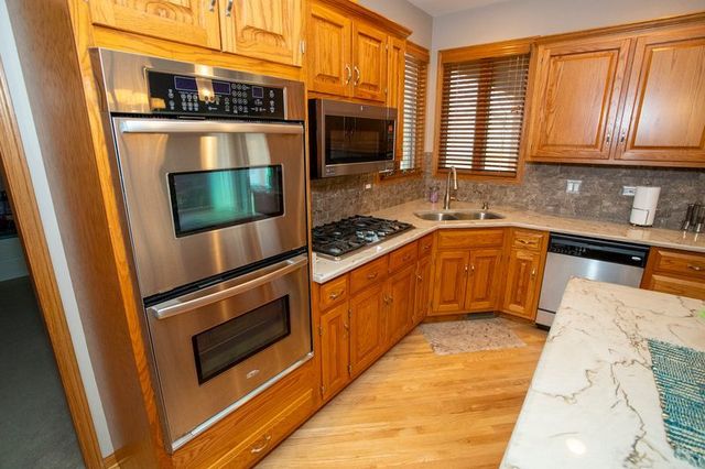 902 Somerset Drive, Carol Stream, IL 60188