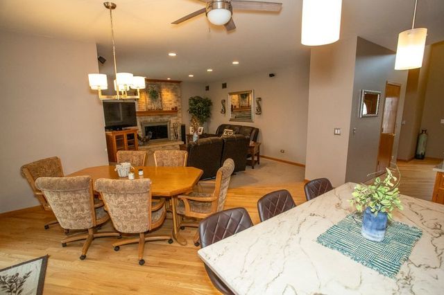 902 Somerset Drive, Carol Stream, IL 60188