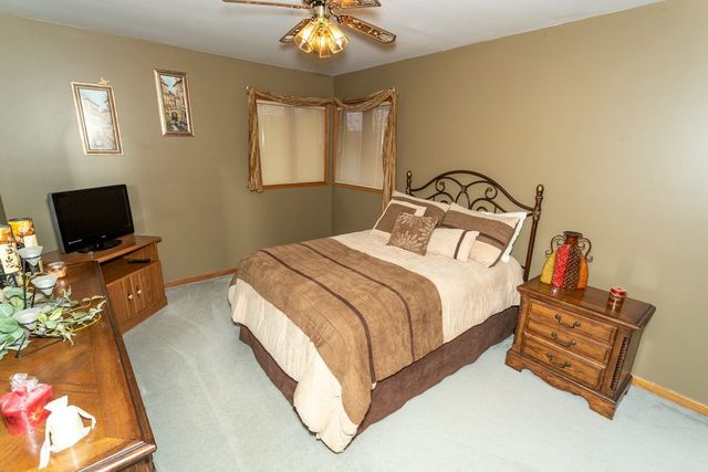 902 Somerset Drive, Carol Stream, IL 60188