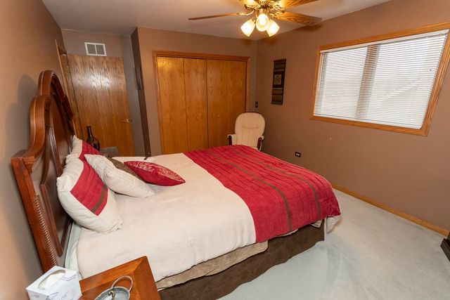 902 Somerset Drive, Carol Stream, IL 60188