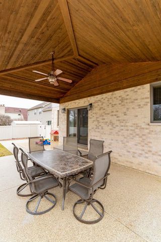 902 Somerset Drive, Carol Stream, IL 60188