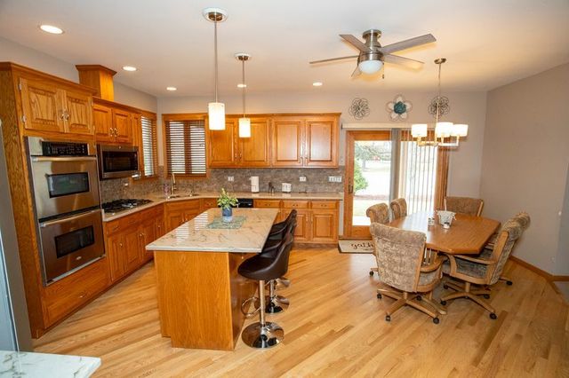 902 Somerset Drive, Carol Stream, IL 60188