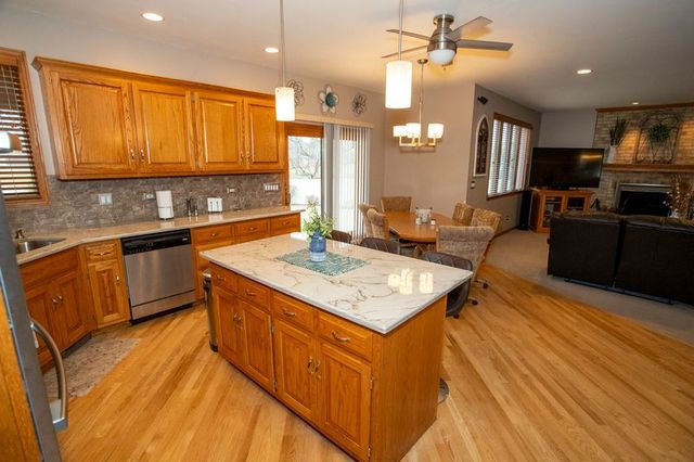 902 Somerset Drive, Carol Stream, IL 60188