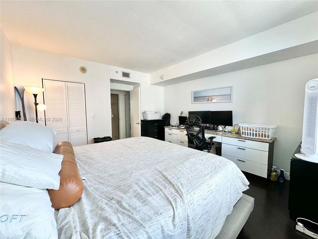 335 S Biscayne Blvd 2702, Miami, FL 33131