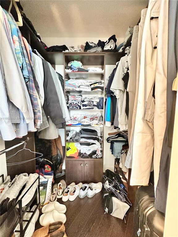 Image 11 of property listing at 335 S Biscayne Blvd 2702, Miami, FL 33131