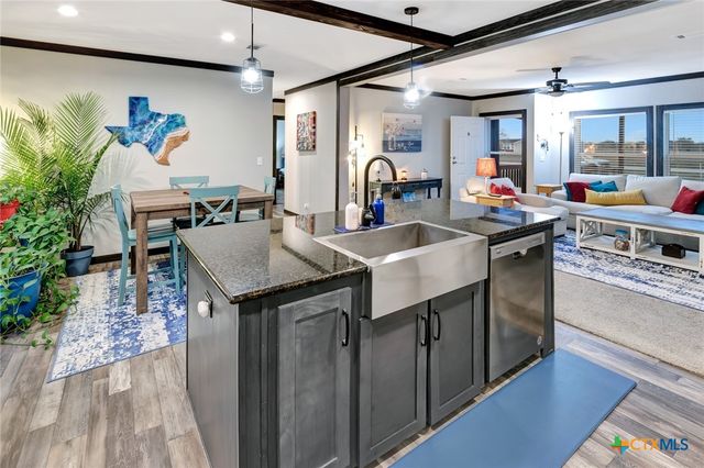 497 W Oaks, Victoria, TX 77905