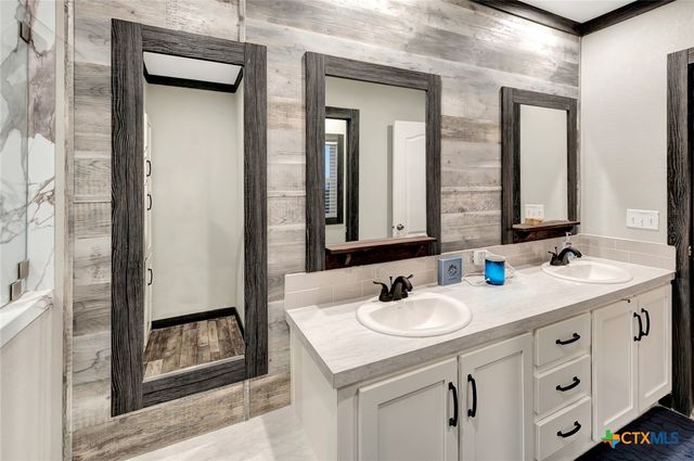 497 W Oaks, Victoria, TX 77905