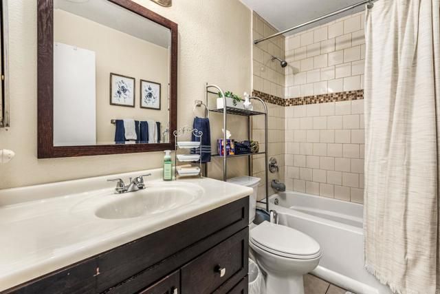 1887 Guilder Gln, Escondido, CA 92029