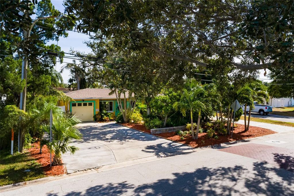 Image 1 of property listing at 9665 2ND STREET N, St Petersburg, FL 33702