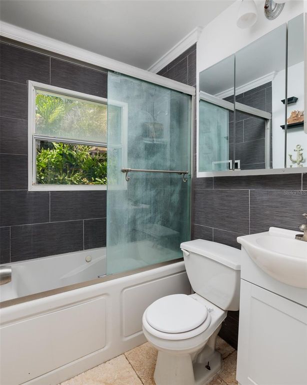 Image 15 of property listing at 9665 2ND STREET N, St Petersburg, FL 33702