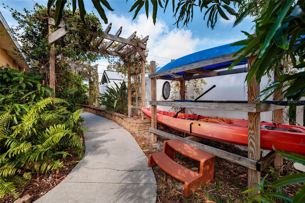 Image 21 of property listing at 9665 2ND STREET N, St Petersburg, FL 33702