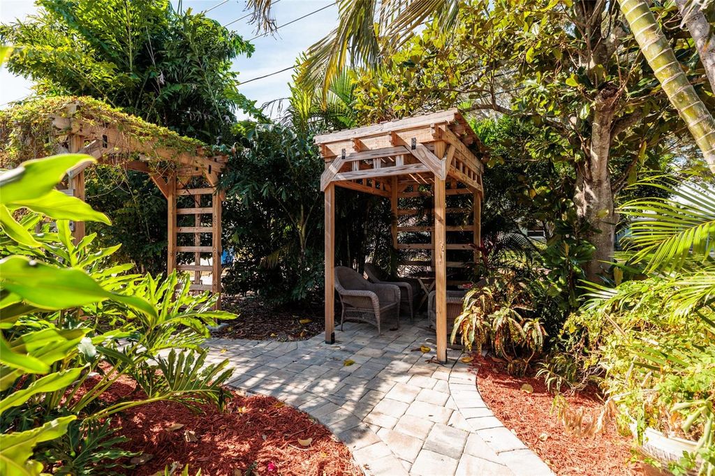 Image 28 of property listing at 9665 2ND STREET N, St Petersburg, FL 33702