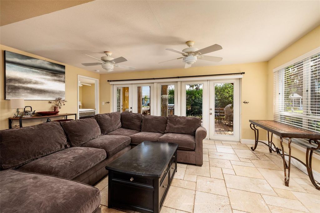 Image 5 of property listing at 9665 2ND STREET N, St Petersburg, FL 33702