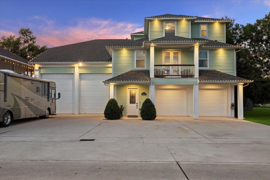 207 West 6th Street, Kemah, TX 77565