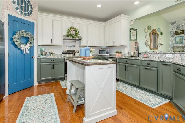 1907 White Mountain Dr, Chester, VA 23836