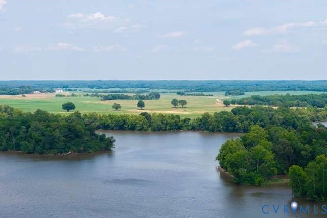 1907 White Mountain Dr, Chester, VA 23836